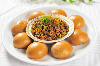 干煸牛肉窝窝头蒜茸扇贝王蟹粉豆腐逍遥排骨铁板牛肉铁板茄子银鱼炒蛋